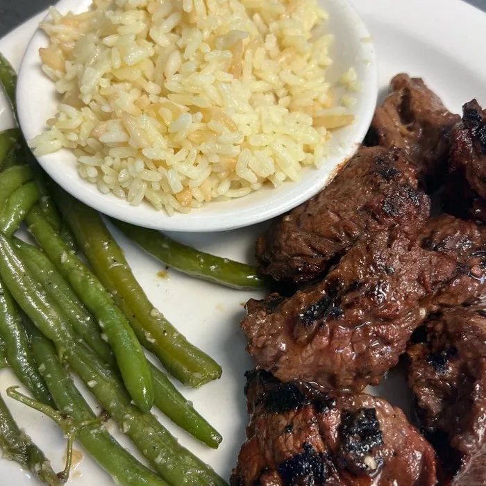 Steak tips with rice pilaf and green beans